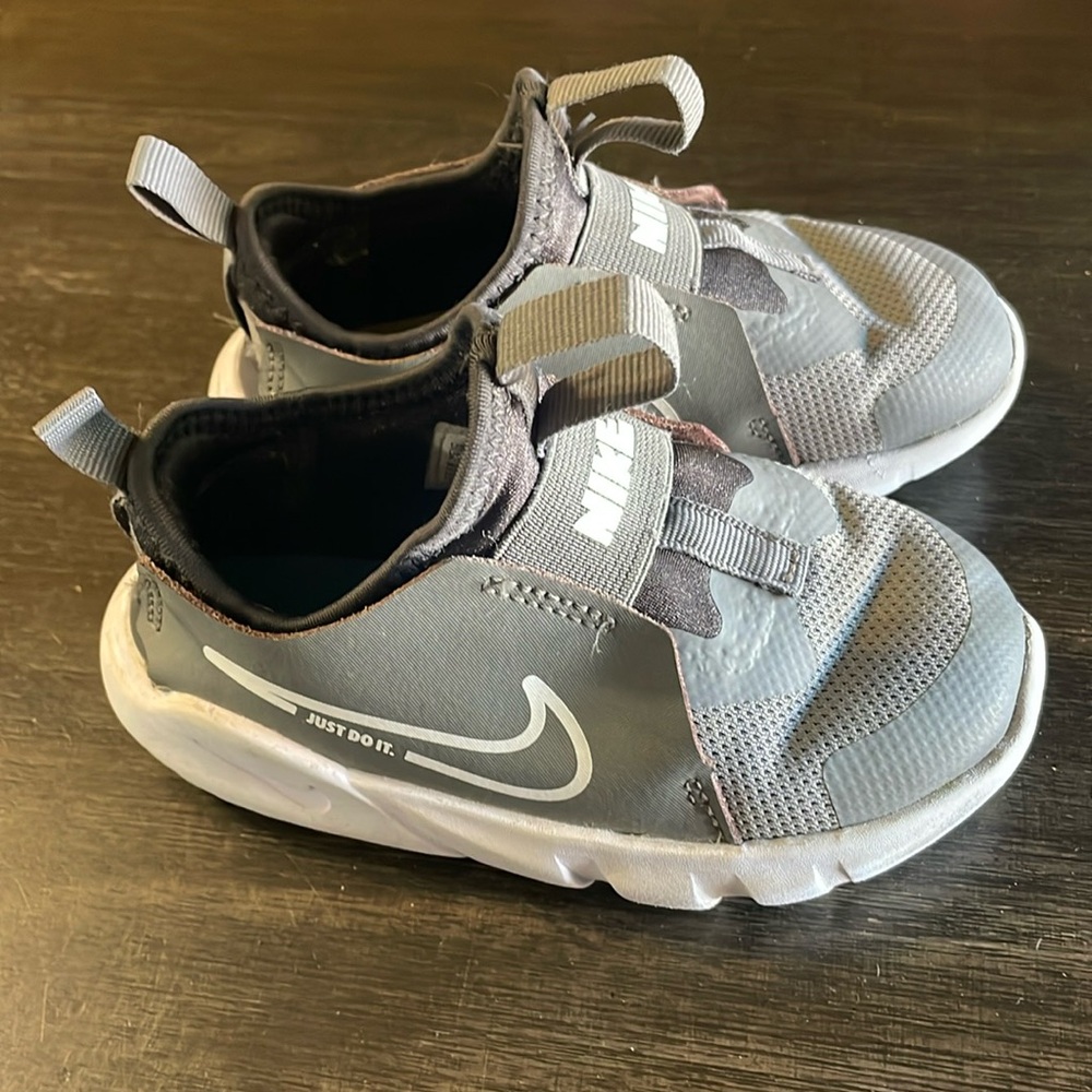 Grey Nike’s size 8c